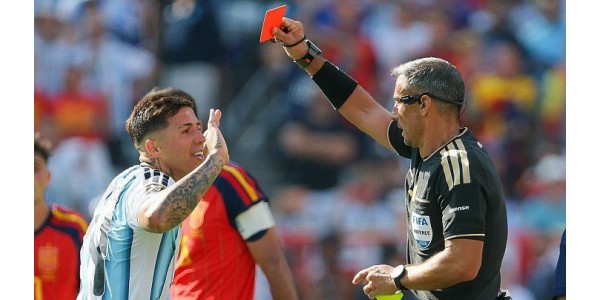 Enzo Fernández tweede speler die in WK-finale van het veld wordt gestuurd Enzo Fernández tweede speler die in WK-finale van het veld wordt gestuurd